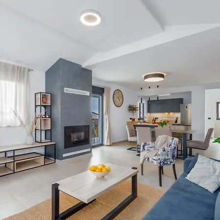 ヴィラ Beautiful Stefany With Pool In Porec