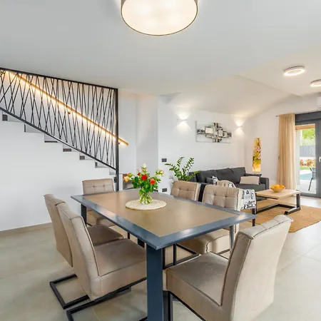 ヴィラ Beautiful Stefany With Pool In Porec *