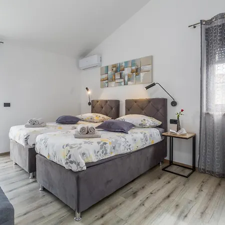 ヴィラ Beautiful Stefany With Pool In Porec *