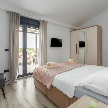 ヴィラ Beautiful Stefany With Pool In Porec