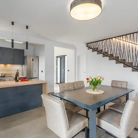 Beautiful Stefany With Pool In Porec Montižana