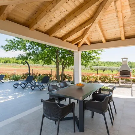 Beautiful Stefany With Pool In Porec * Montižana