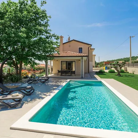 Beautiful Stefany With Pool In Porec Montižana
