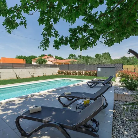 Beautiful Stefany With Pool In Porec