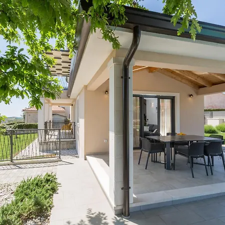 Beautiful Stefany With Pool In Porec Montižana