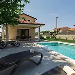 Villa Beautiful Stefany With Pool In Porec