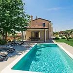 Beautiful Stefany With Pool In Porec וילה