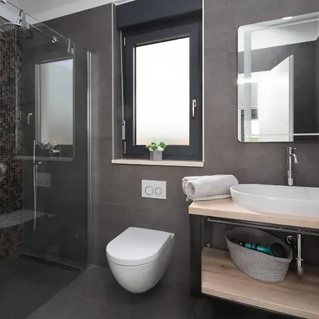 Beautiful Stefany With Pool In Porec Montižana