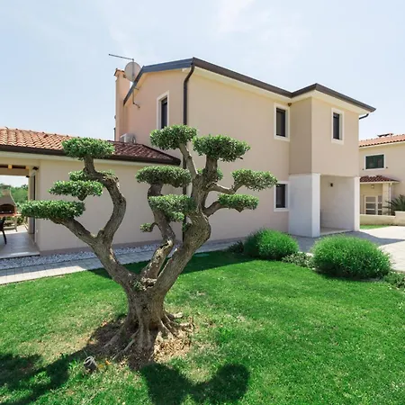 Villa Beautiful Stefany With Pool In Porec Montižana