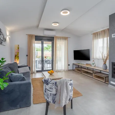 Beautiful Stefany With Pool In Porec Vila