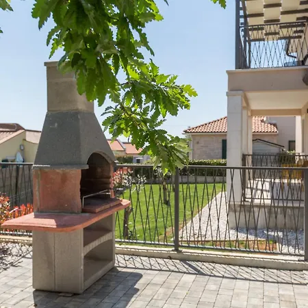 Beautiful Stefany With Pool In Porec * Montižana