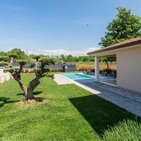 Beautiful Stefany With Pool In Porec Vila Montižana