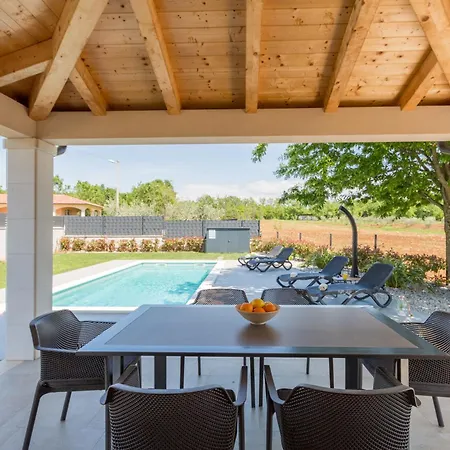 Beautiful Stefany With Pool In Porec Villa Montižana