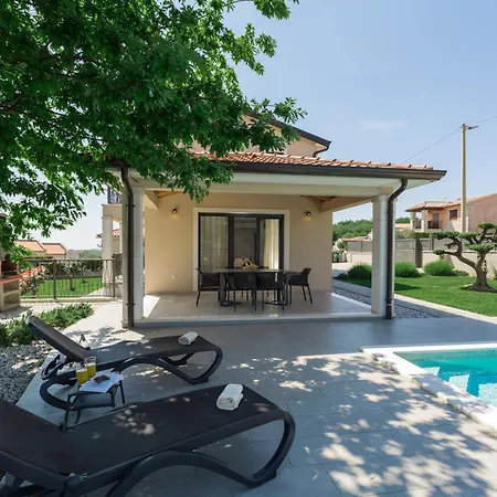 Beautiful Stefany With Pool In Porec Vila *