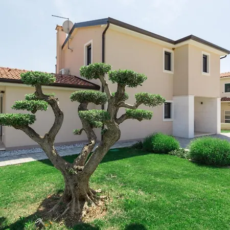 Beautiful Stefany With Pool In Porec Vila