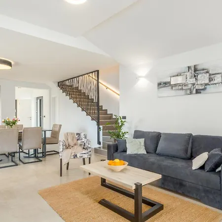 Beautiful Stefany With Pool In Porec Vila