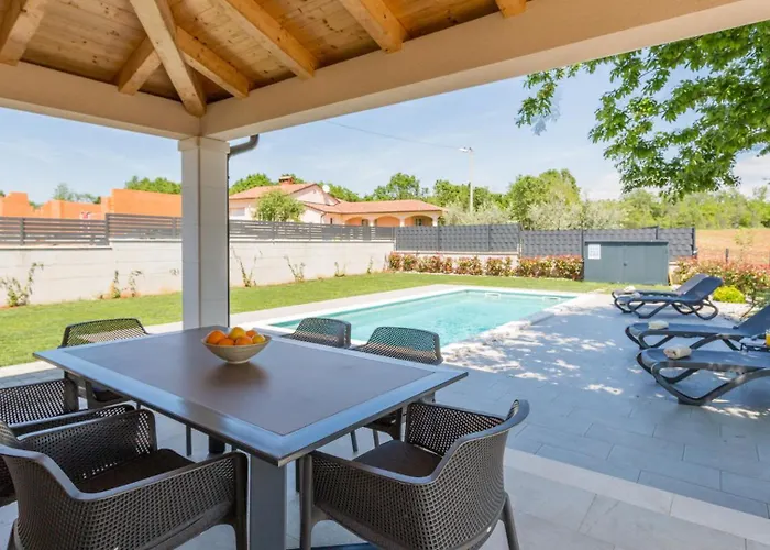 Beautiful Stefany With Pool In Porec