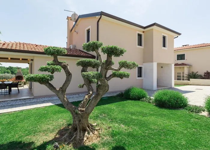 Beautiful Stefany With Pool In Porec Vila