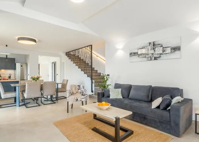 Beautiful Stefany With Pool In Porec Vila