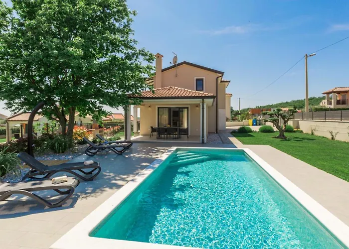 Beautiful Stefany With Pool In Porec Vila
