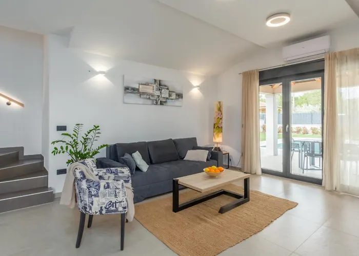 Beautiful Stefany With Pool In Porec Montizana