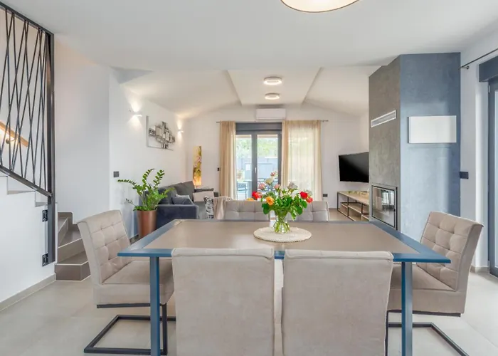 Vila Beautiful Stefany With Pool In Porec Montizana