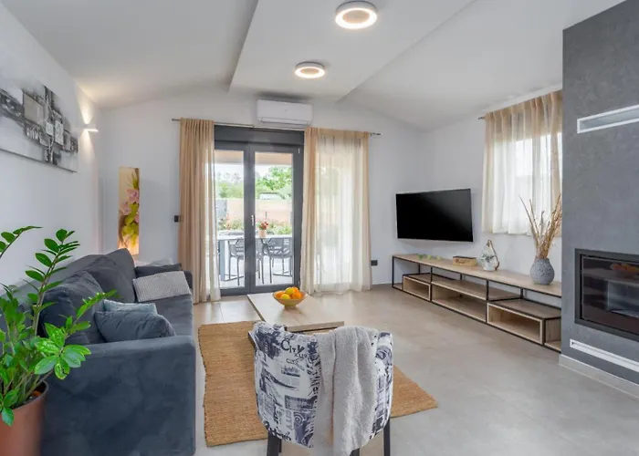 Beautiful Stefany With Pool In Porec Vila