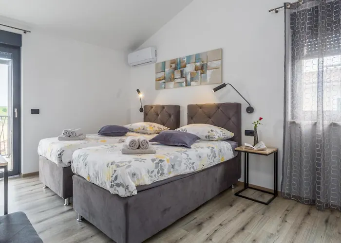 Beautiful Stefany With Pool In Porec Montizana