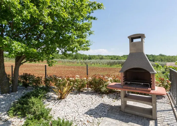 Beautiful Stefany With Pool In Porec Vila Montizana
