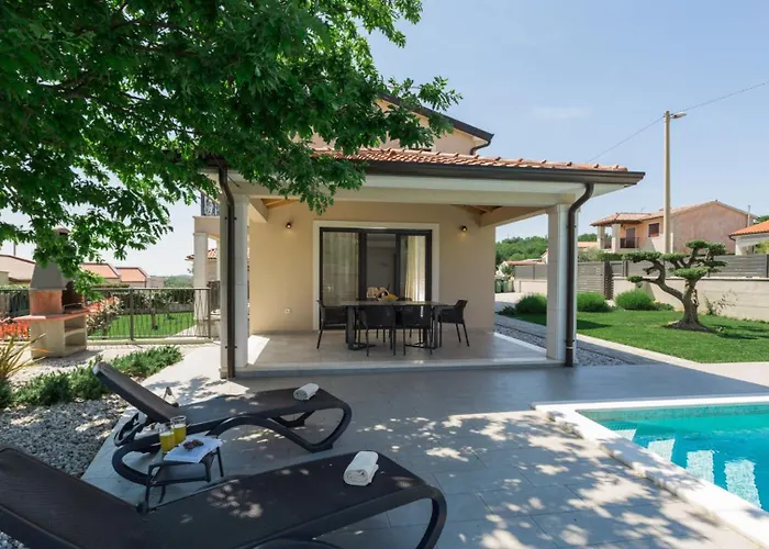 Beautiful Stefany With Pool In Porec Montizana